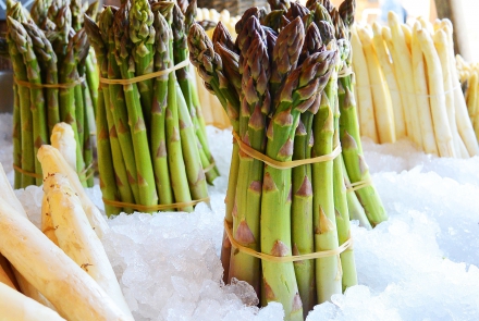 grüner und weißer frischer Spargel © pixabay
