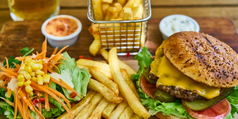 Cheeseburger mit Pommes und Garnitur © pexels