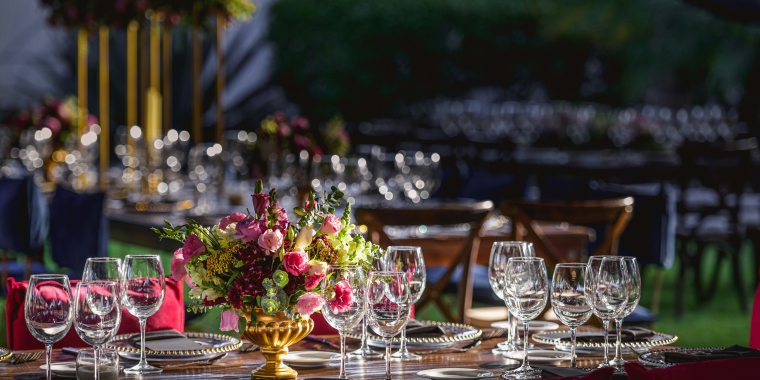 Festlich gedeckte Tafel für Hochzeit © unsplash