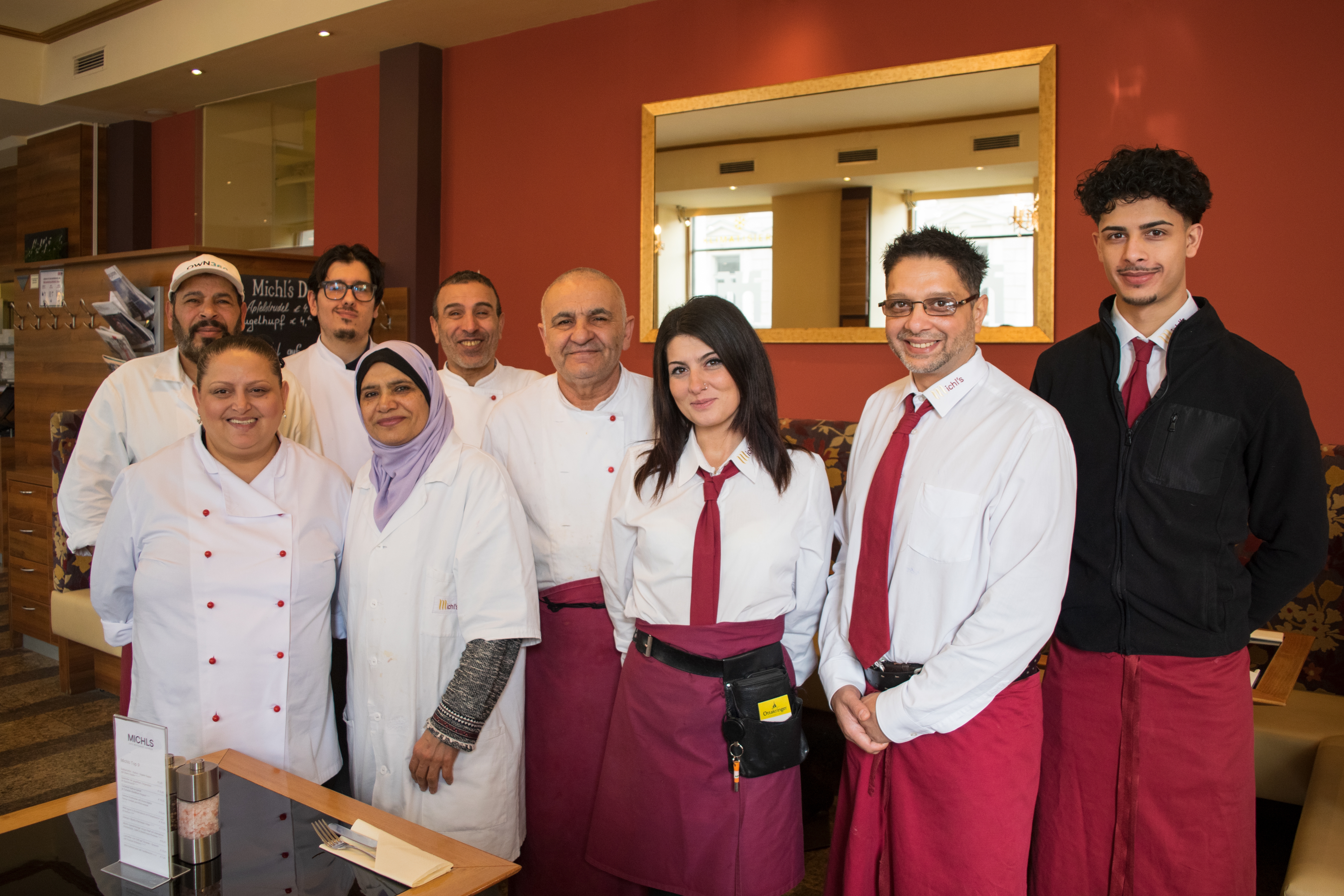 Mitarbeiter:innen im Michls Restaurant ©Anca Emanuela Teaca