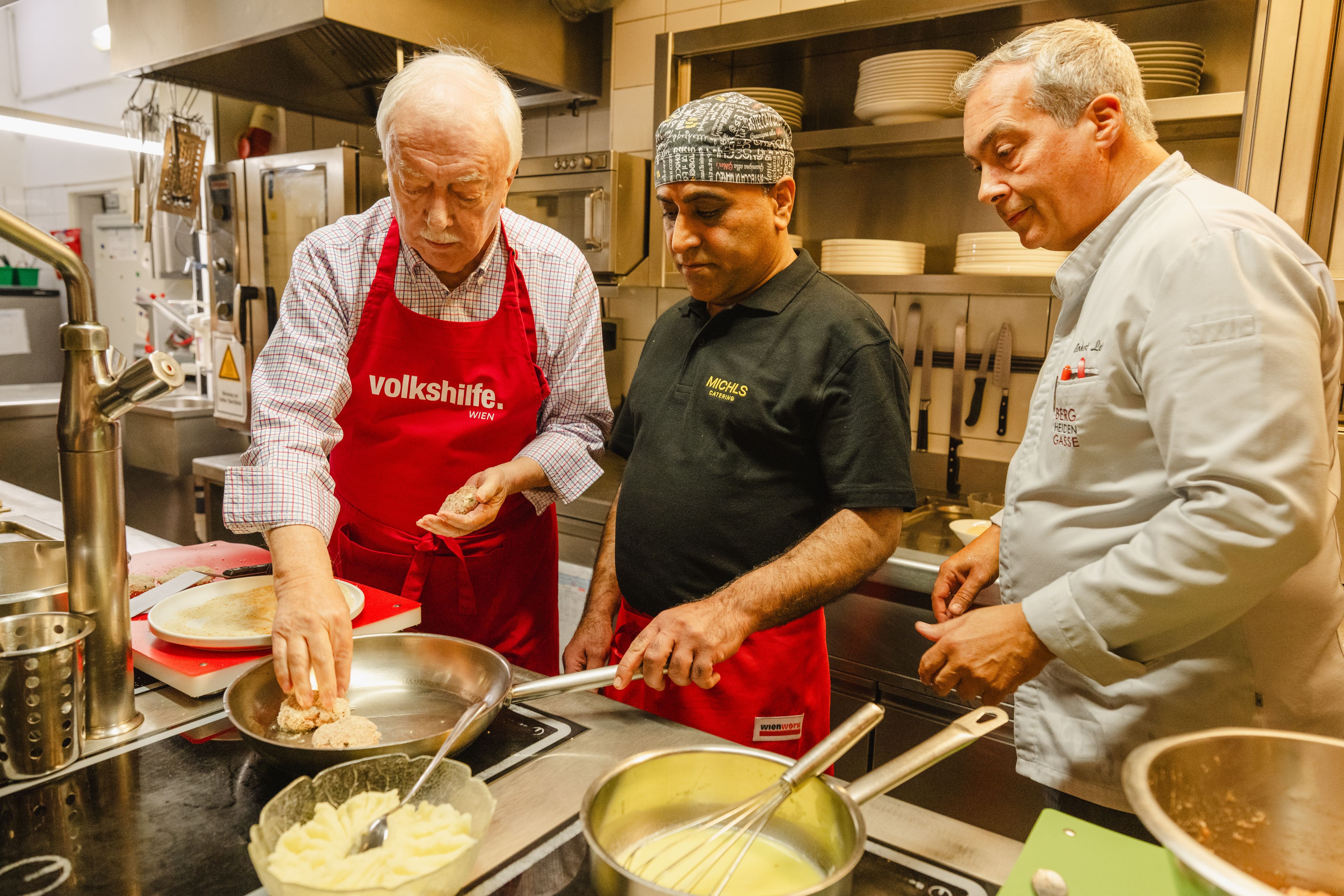 Hr. Häupl kocht in Michls Küche Fleischlaberln ©wienwork/Luiza Puiu Hr. Häupl kocht in Michls Küche Fleischlaberln ©wienwork/Luiza Puiu
