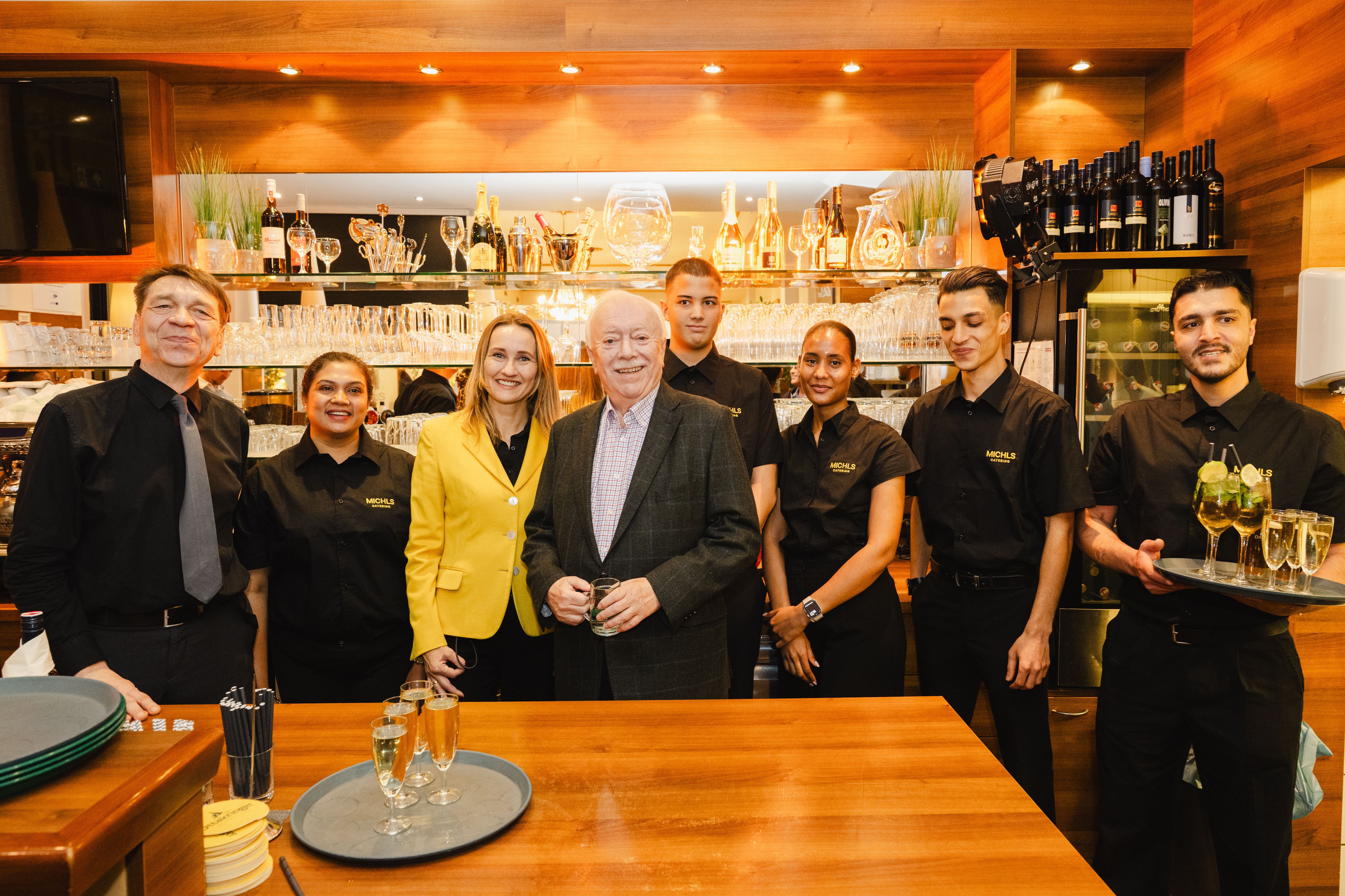 Michls Serviceteam im Restaurant mit Michael Häupl ©wienwork/Luiza Puiu Michls Serviceteam im Restaurant mit Michael Häupl ©wienwork/Luiza Puiu