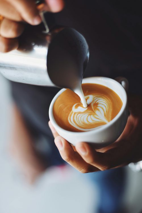 Kaffee mit Milchschaumornament "in the making" © pexels